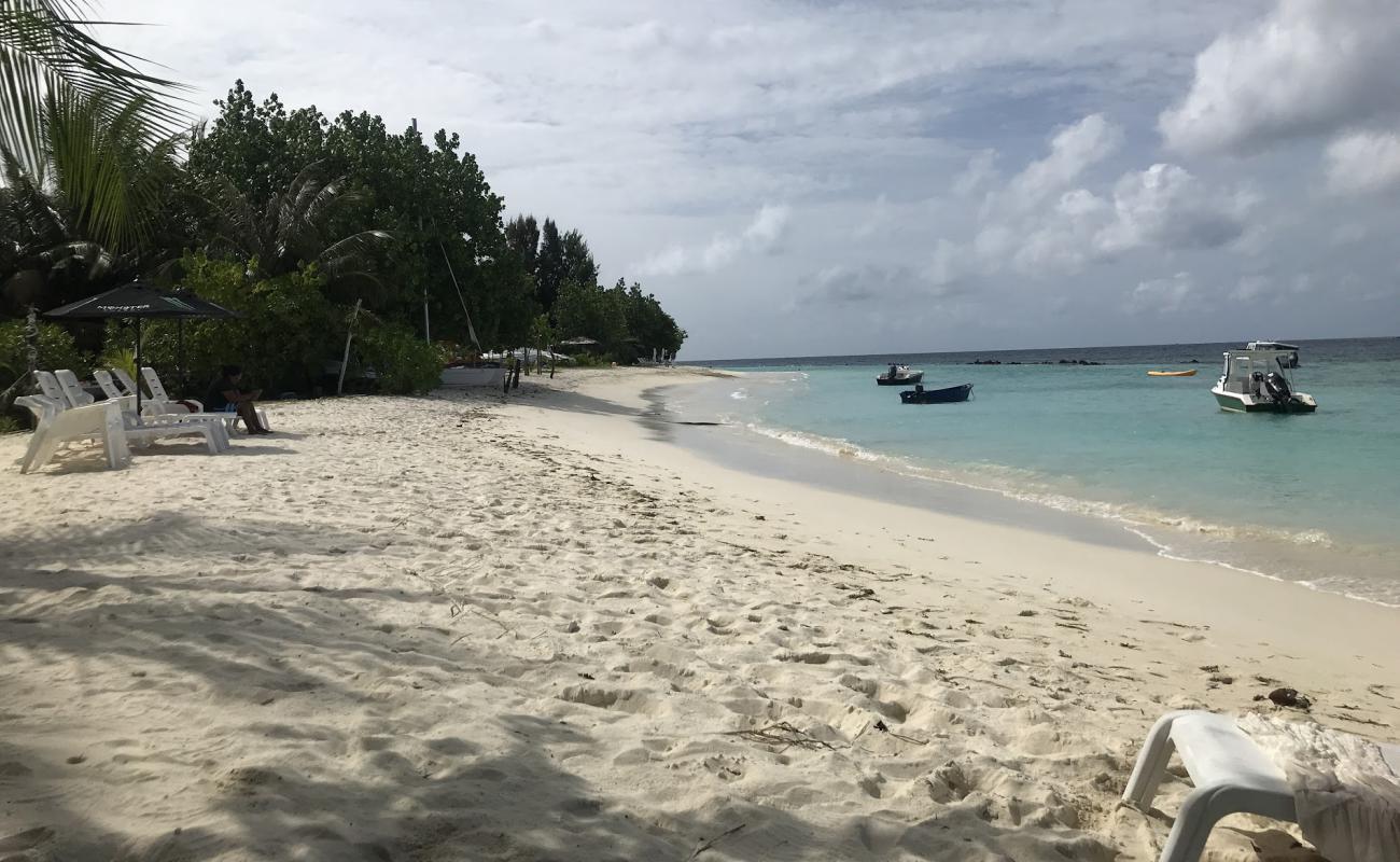 Photo de Thulusdhoo beach avec sable blanc de surface