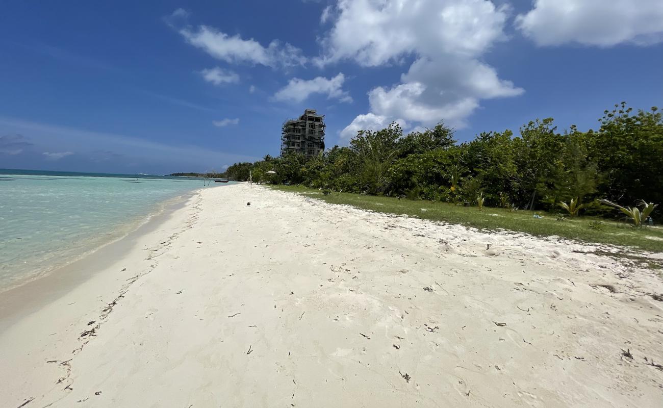 Photo de Araamu Beach avec sable blanc de surface