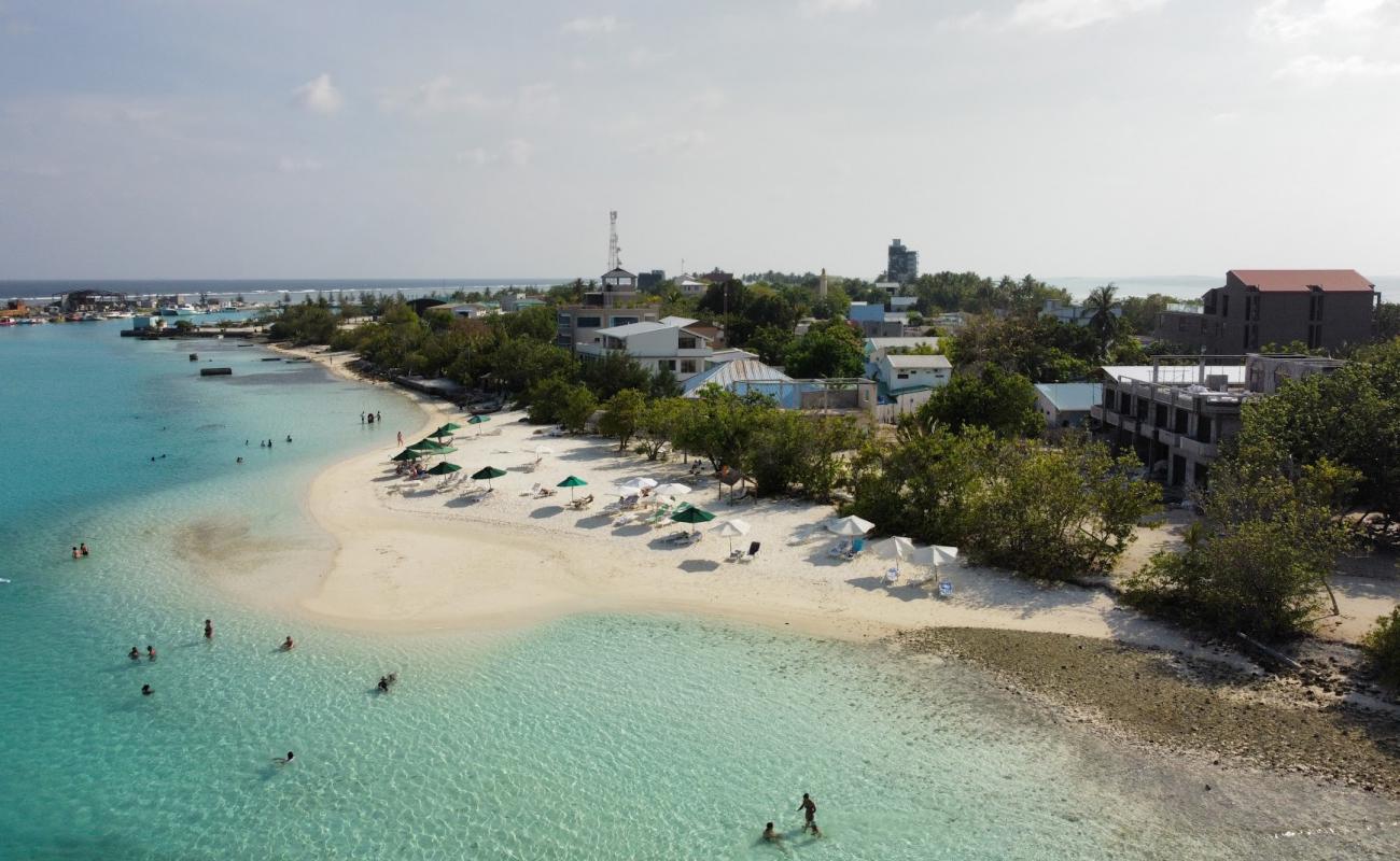 Photo de Dhiffushi Kite Beach avec sable blanc de surface