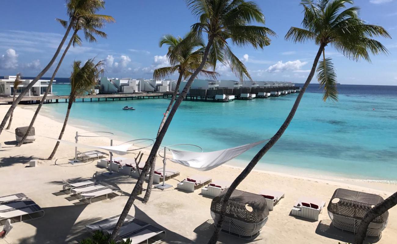 Photo de Jumeirah Olhahali Island avec sable blanc de surface