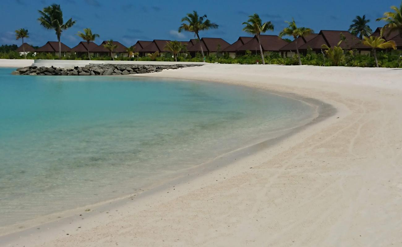 Photo de Varu Resort Island avec sable blanc de surface