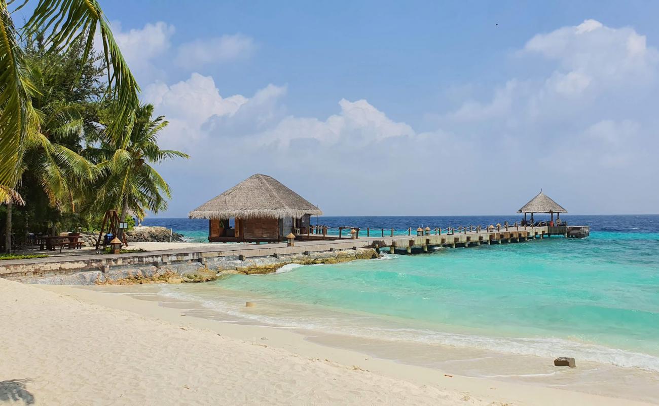 Photo de Taj Coral Reef Resort avec sable blanc de surface