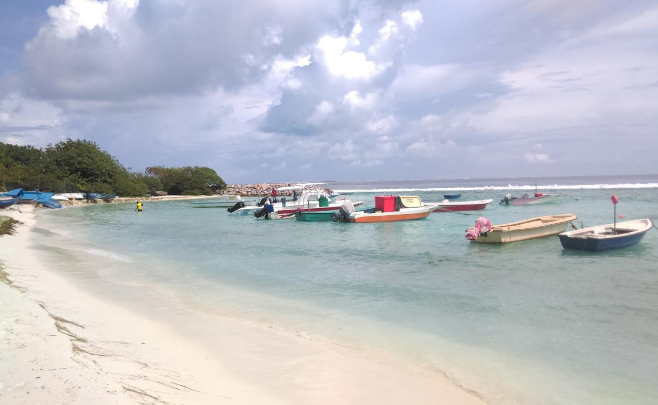 Photo de Villimale Beach avec sable beige de surface