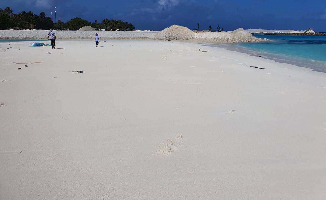 Photo de Fulhadhoo Thundi Beach avec sable blanc de surface