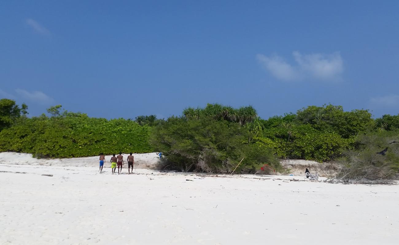 Photo de Hulhudhoo Beach avec sable blanc de surface