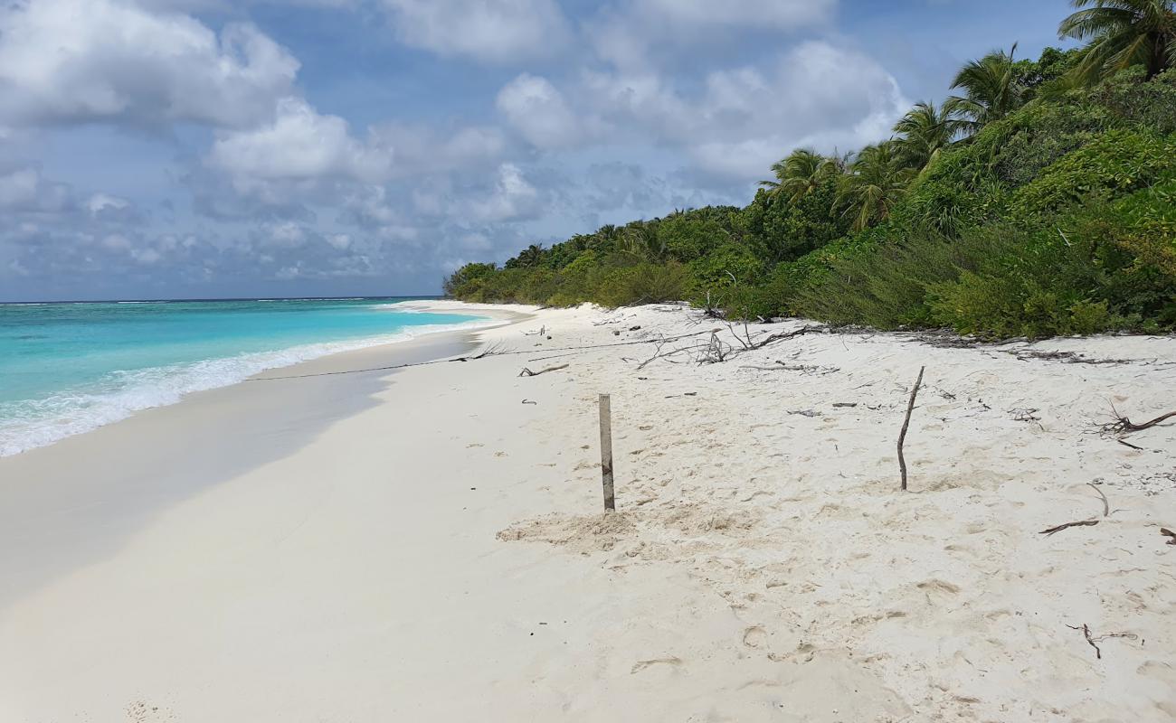Photo de Hibalhidhoo Island Beach avec sable blanc de surface