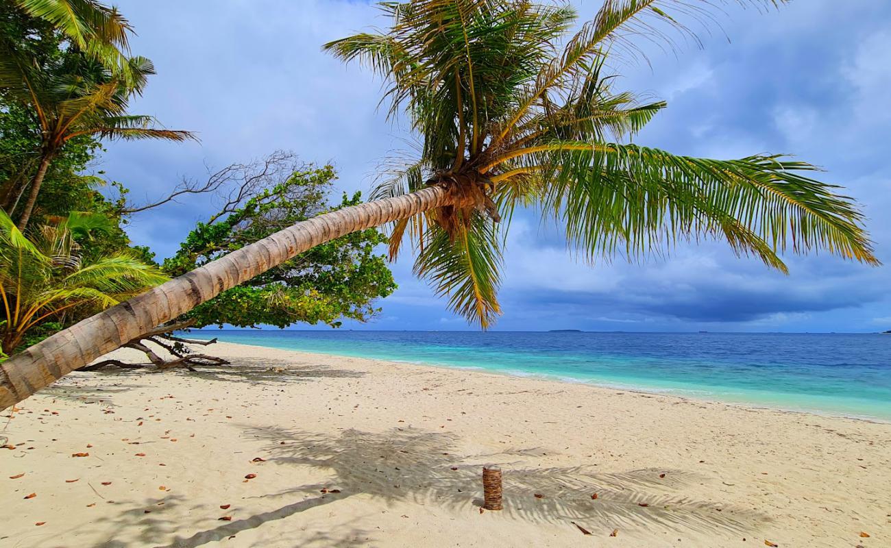 Photo de Dharavandhoo Beach avec sable blanc de surface
