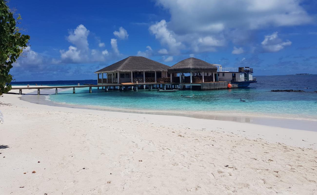 Photo de Hirundhoo Island Beach avec sable fin blanc de surface