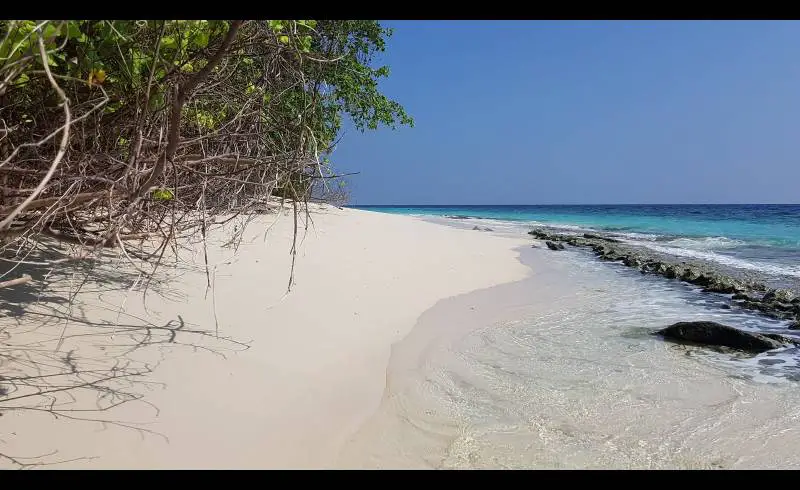 Photo de Kendhoo Beach avec sable beige de surface