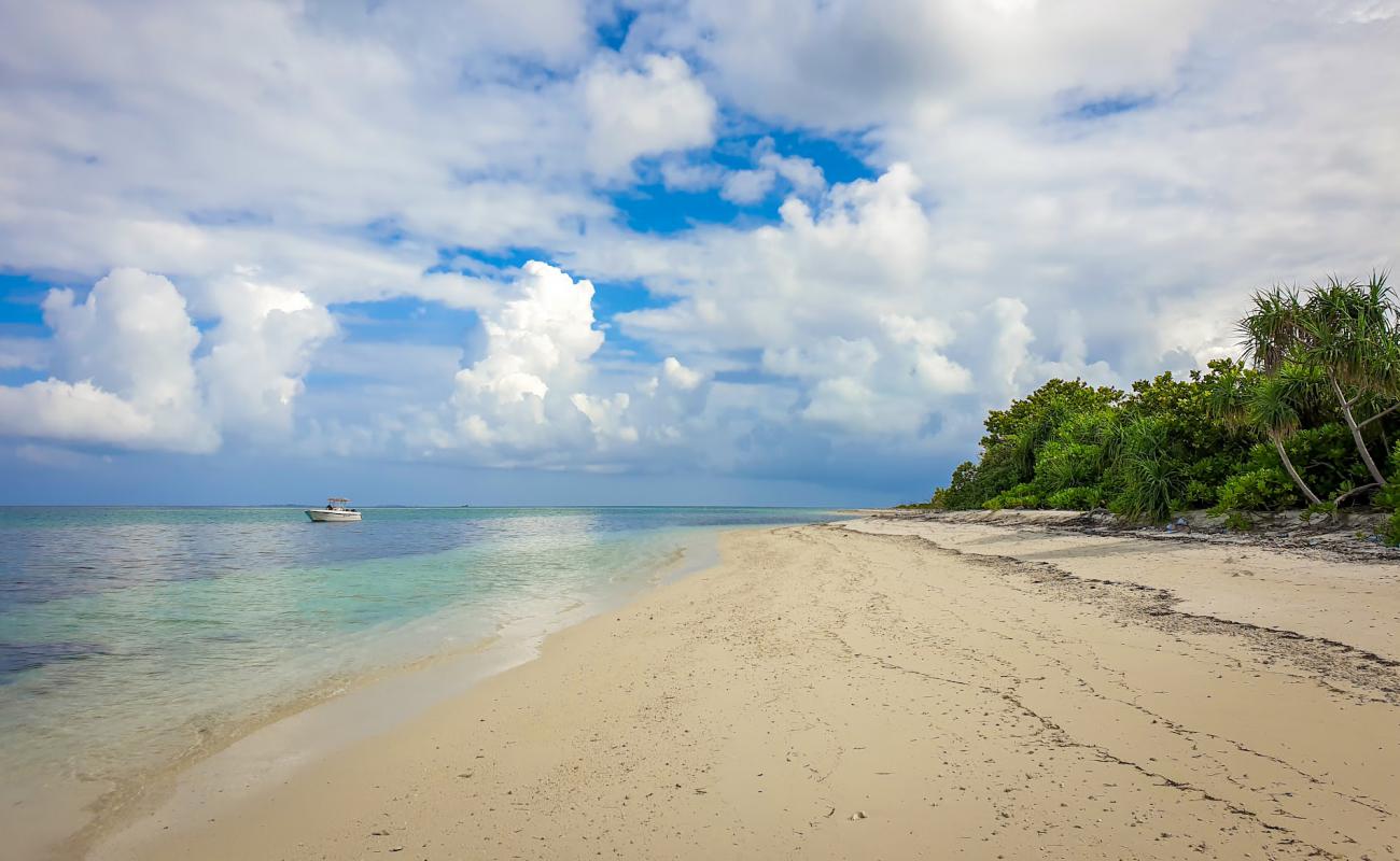 Photo de Lhossalafushi Island Beach avec sable lumineux de surface