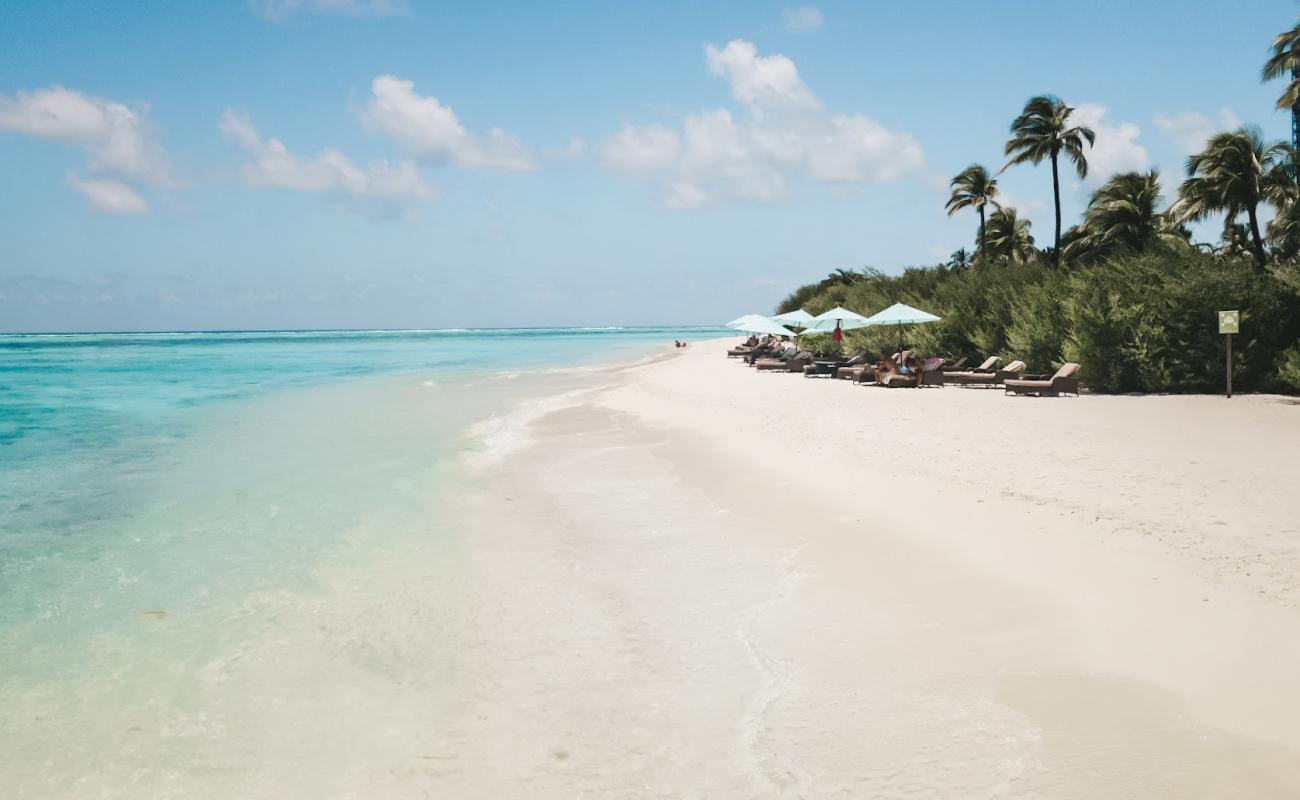 Photo de Plage de l'île Ookolhufinolhu avec sable blanc de surface