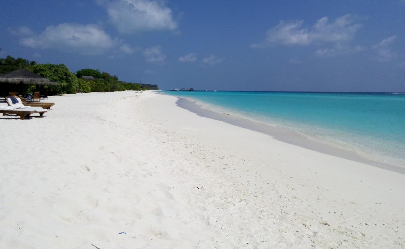 Photo de Plage de Madhiriguraidhoo avec sable blanc de surface