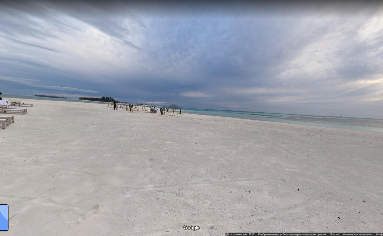 Photo de Medhaadihuraa Beach avec l'eau cristalline de surface