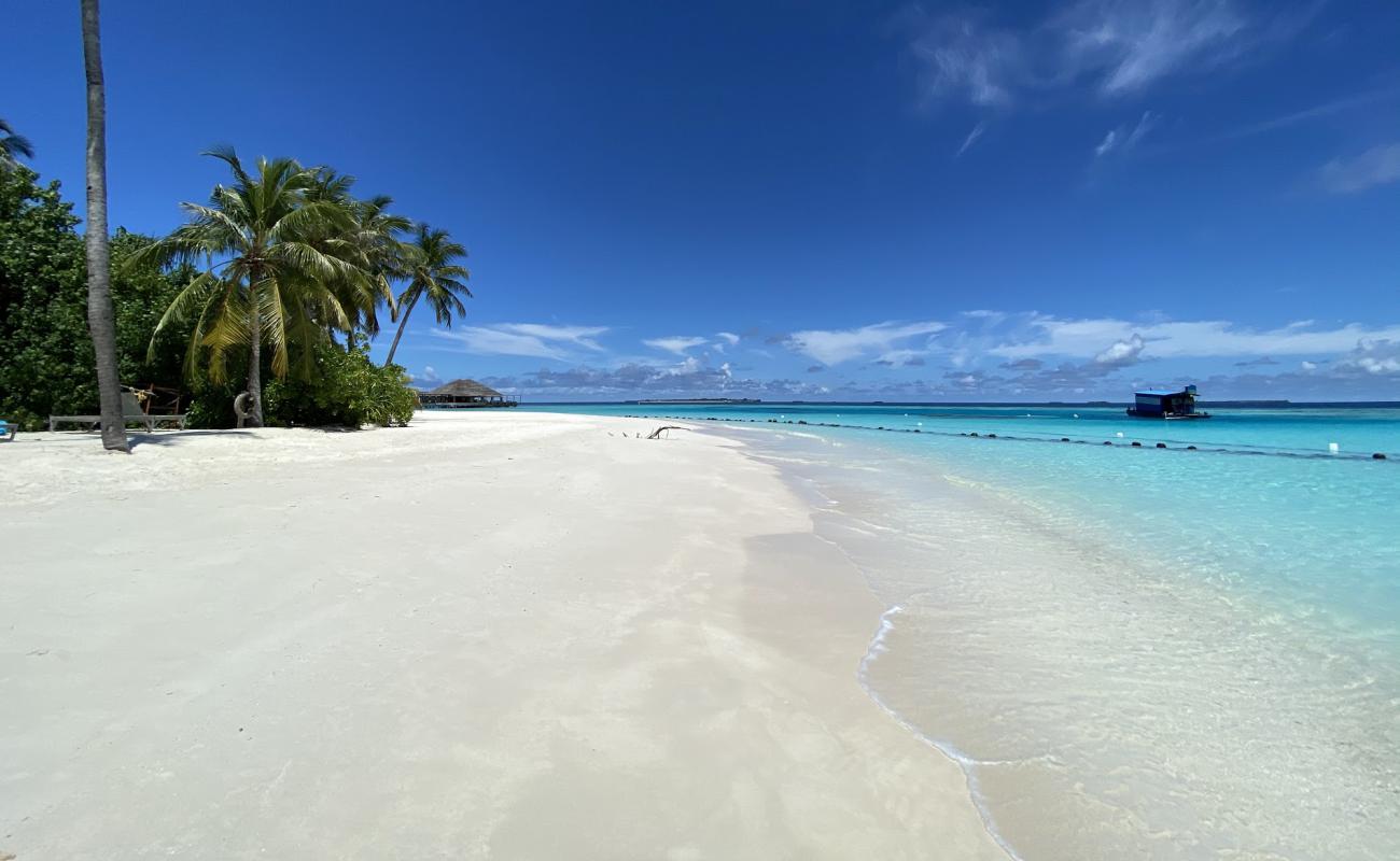 Photo de Plage de l'île Huruvalhi avec sable beige de surface