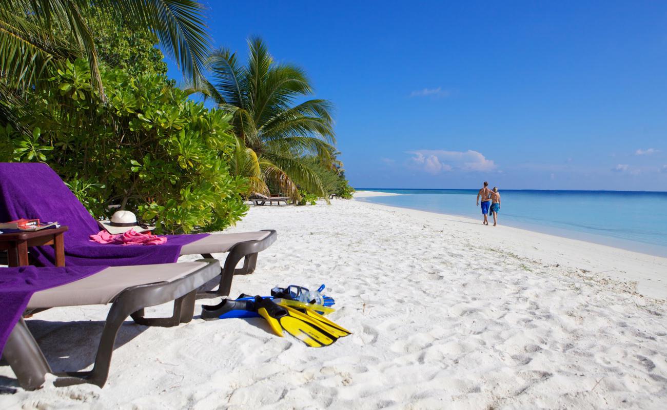 Photo de Plage de l'île de Komandoo avec sable blanc de surface