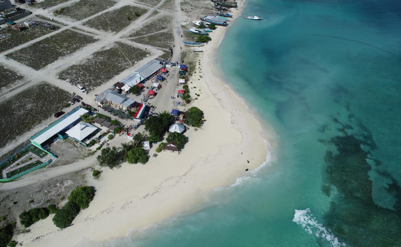 Photo de Velaa Beach avec sable blanc de surface