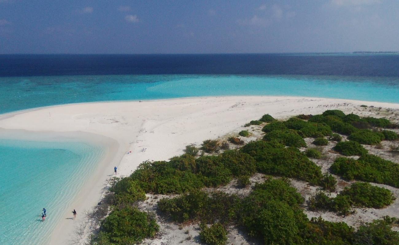 Photo de Villingilli Island Beach avec sable fin blanc de surface