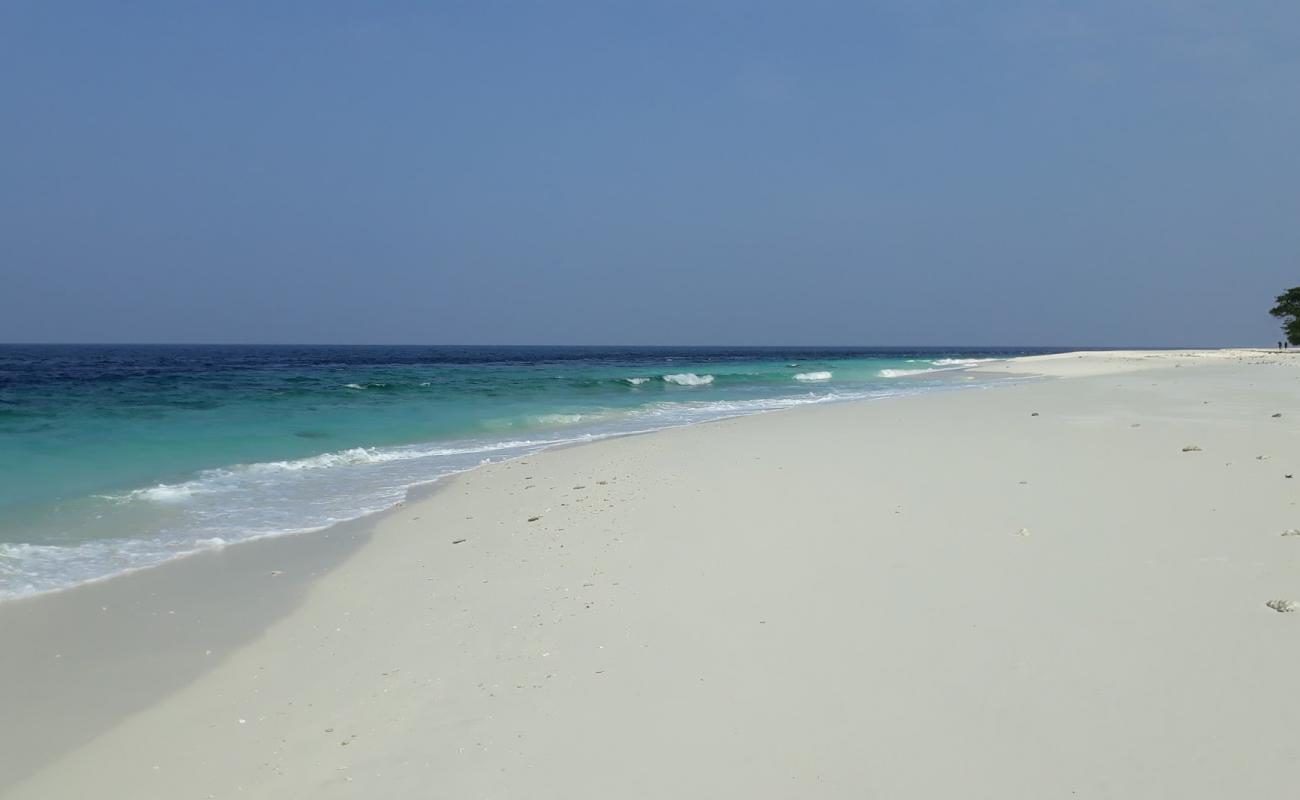 Photo de Innamaadhoo Island Beach avec sable beige de surface
