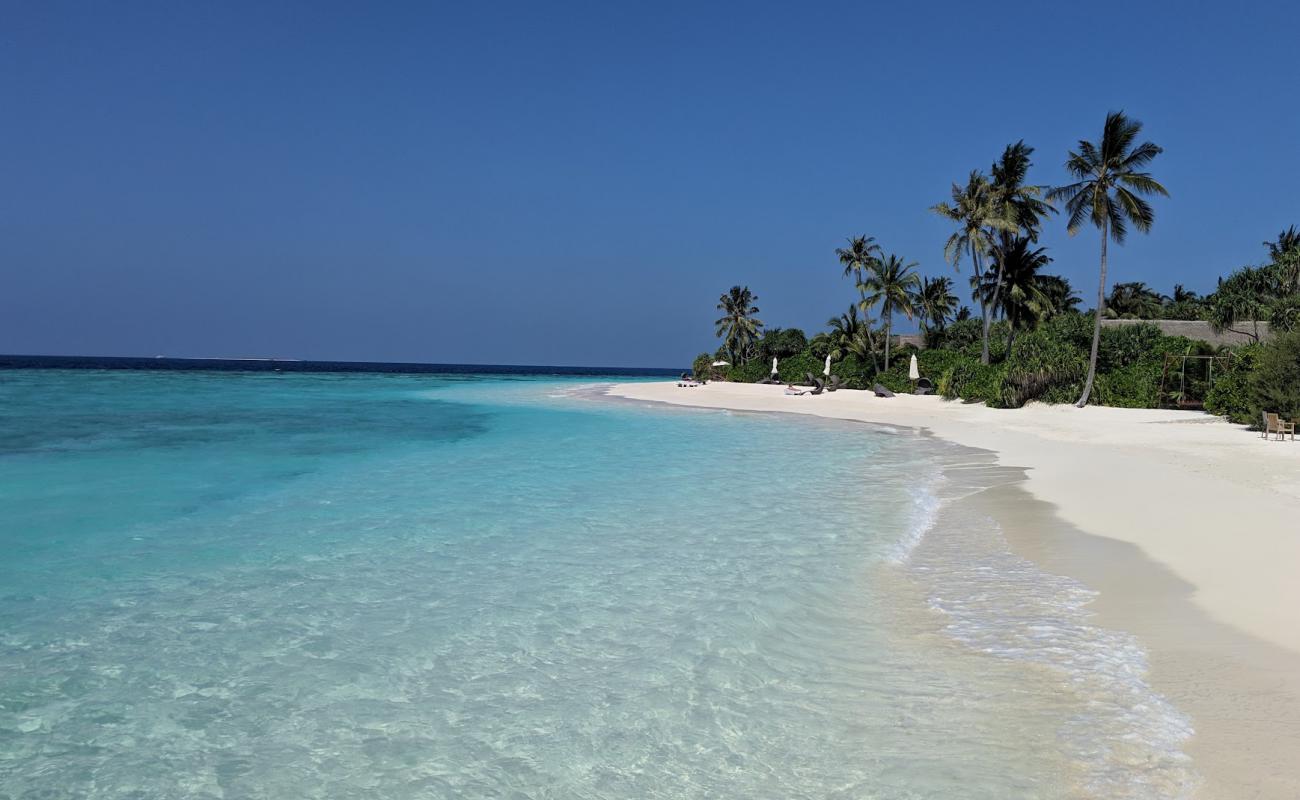 Photo de Kudafushi Resort island avec sable blanc de surface