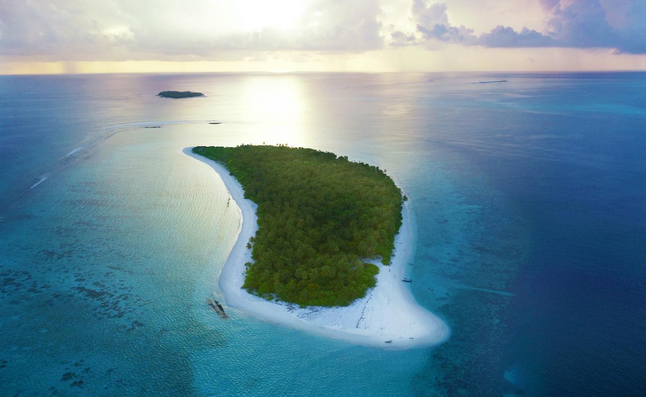 Photo de Alila Kothaifaru avec sable blanc de surface