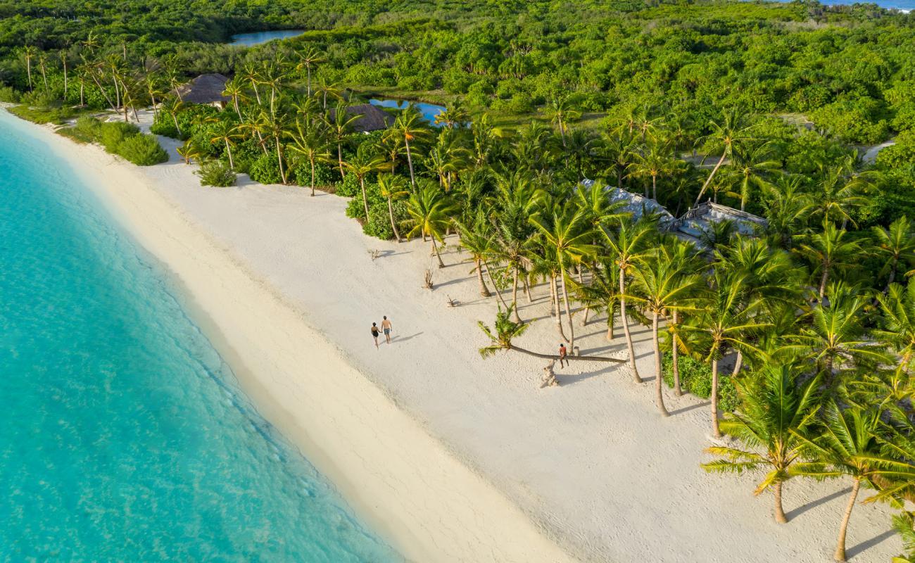 Photo de Soneva Jani island avec sable blanc de surface