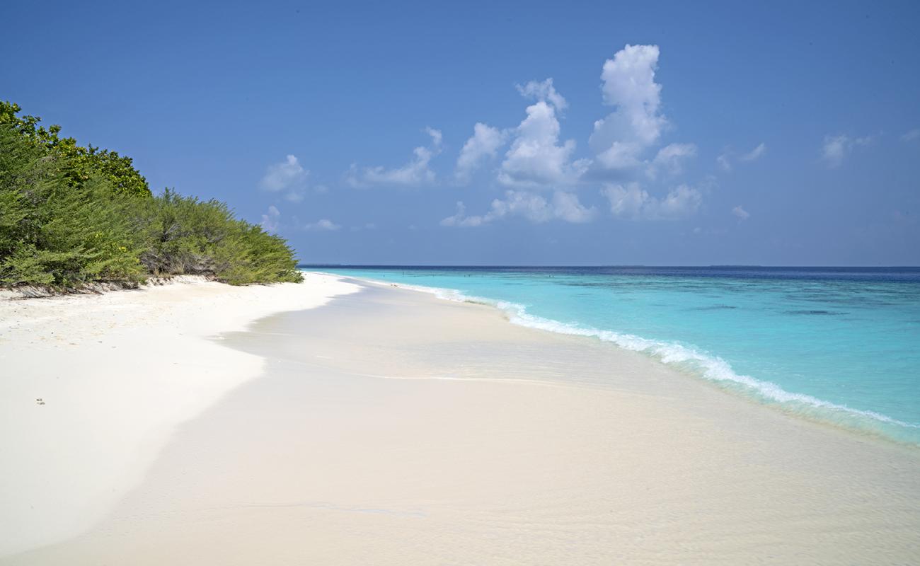 Photo de Hulhumeedhoo Beach avec sable blanc de surface