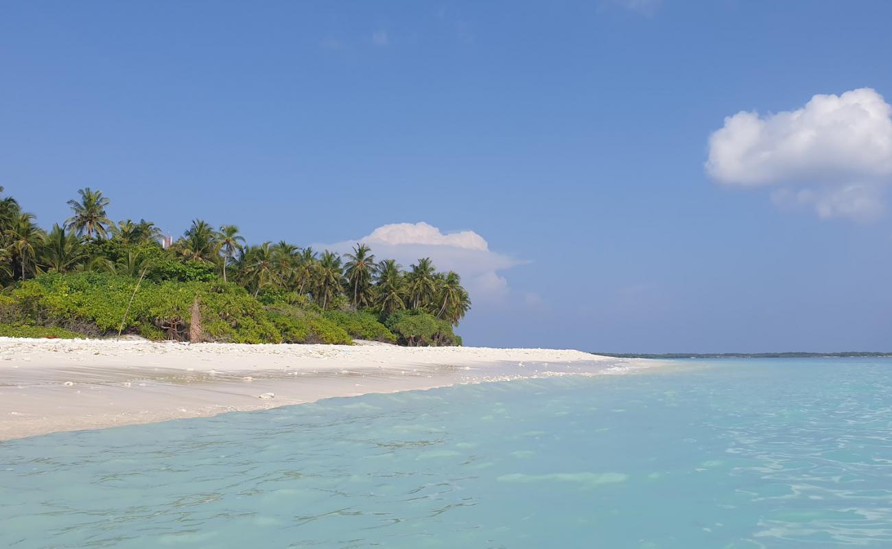 Photo de Oligemagu Beach avec sable clair avec caillou de surface