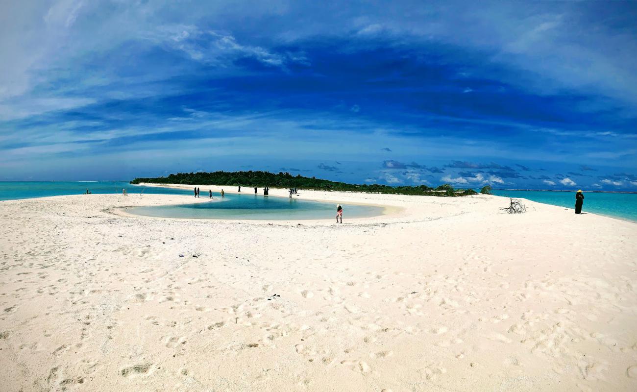 Photo de Naainfaru Island Beach avec sable blanc de surface
