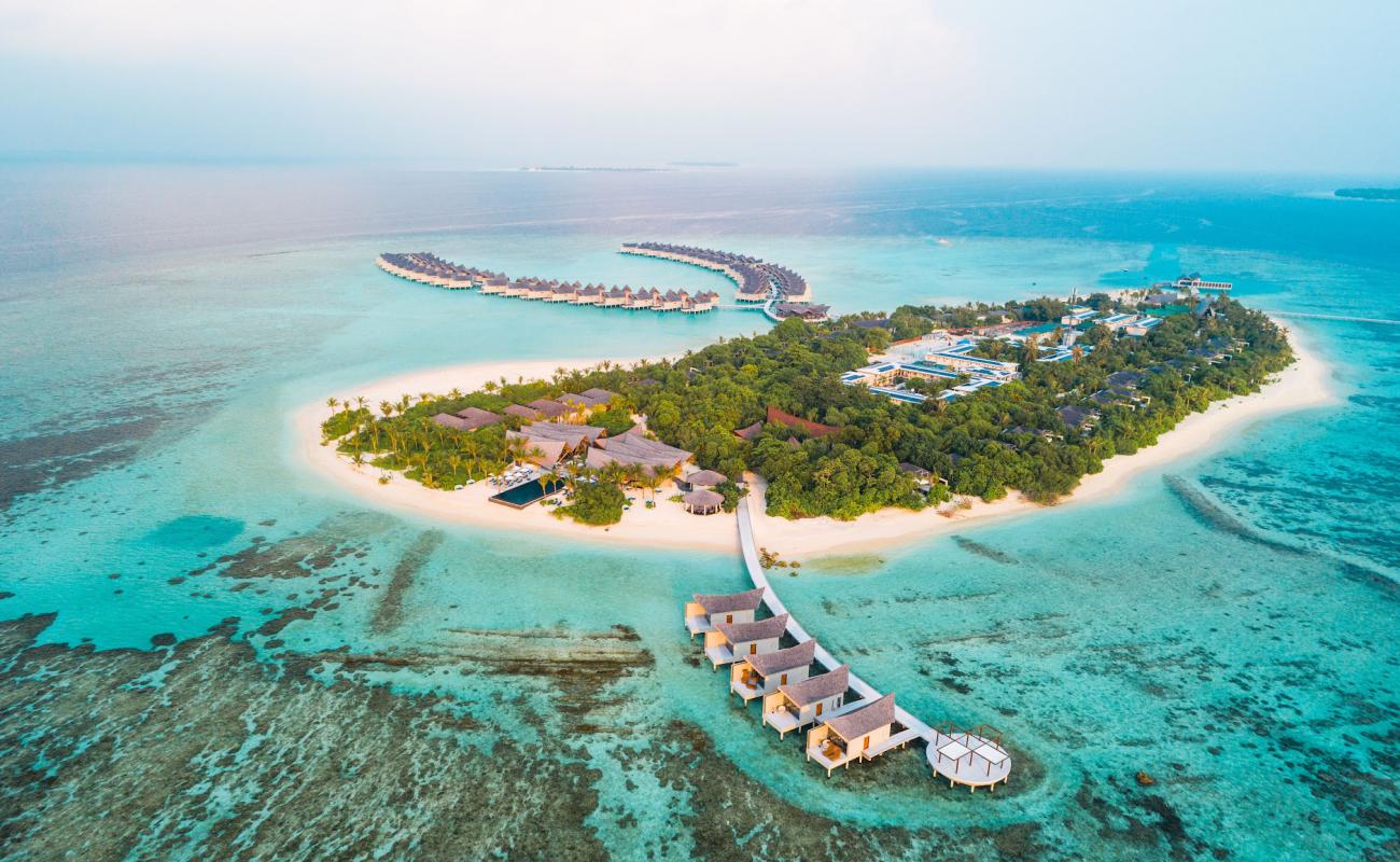 Photo de Movenpick Resort Island avec sable blanc de surface