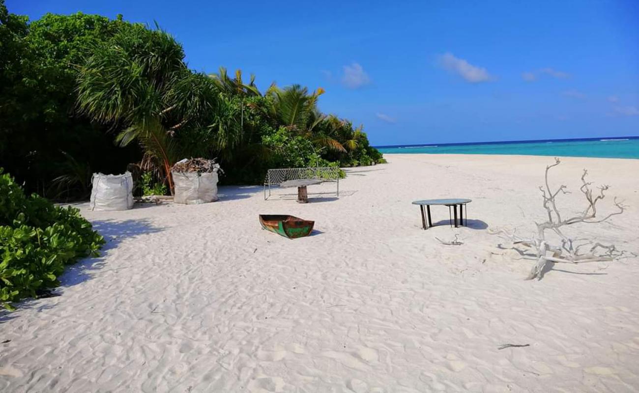 Photo de Maroshi Sunset Beach avec sable lumineux de surface