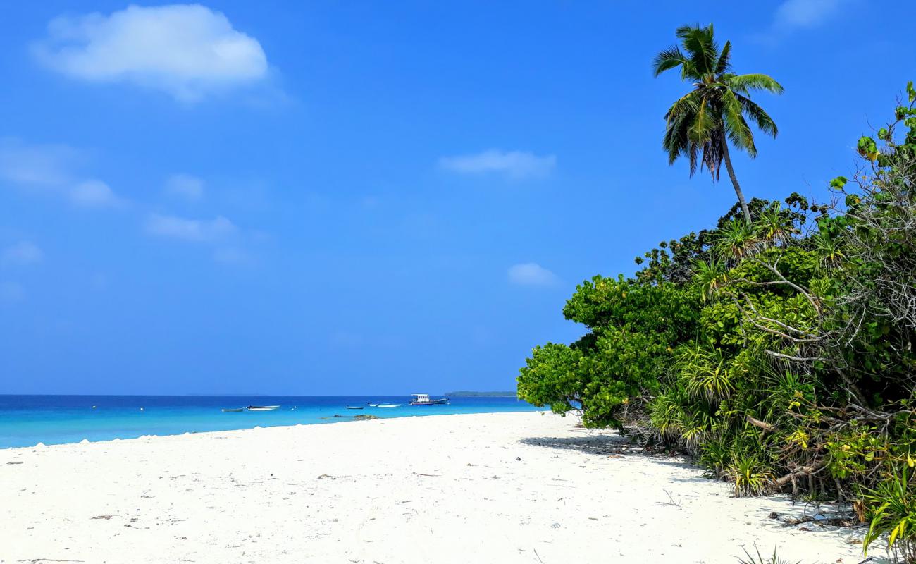 Photo de Meynaamagu Beach avec sable lumineux de surface