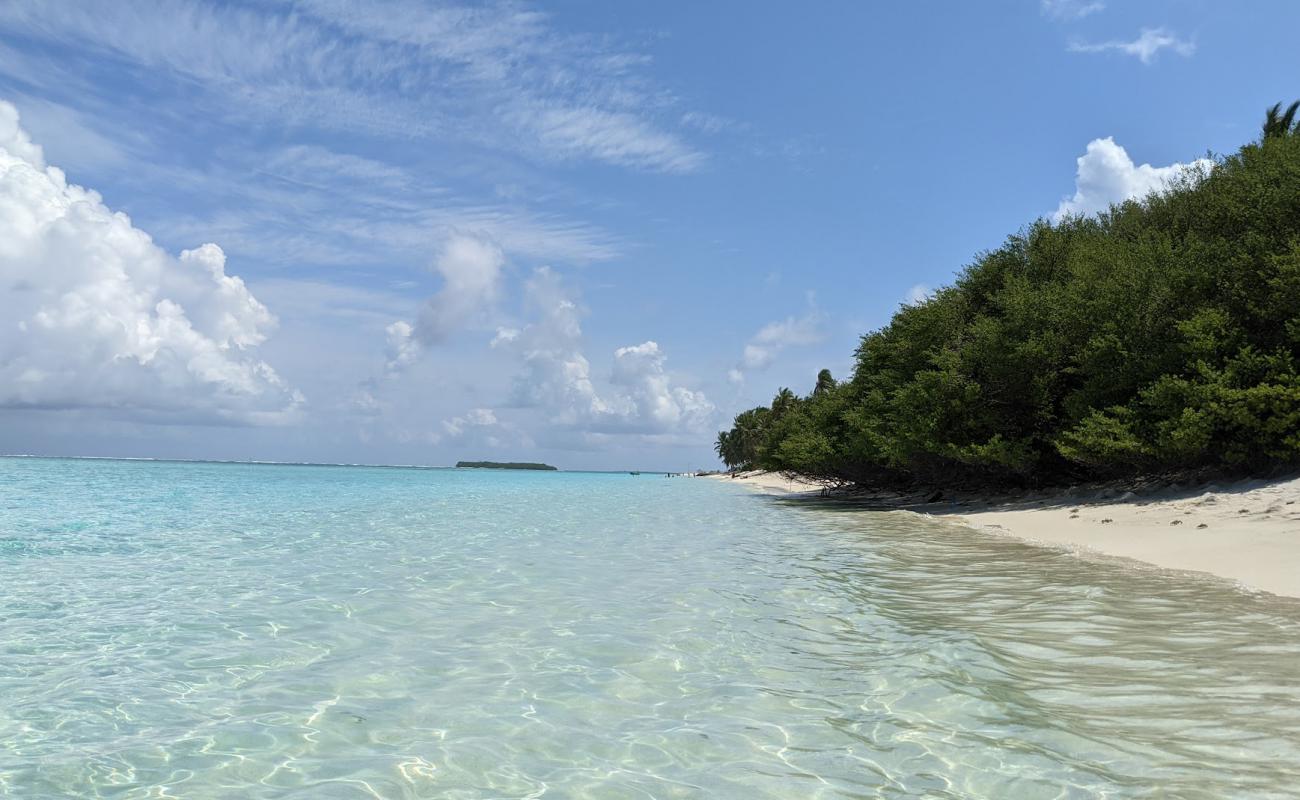 Photo de Rabyee Beach avec sable blanc de surface