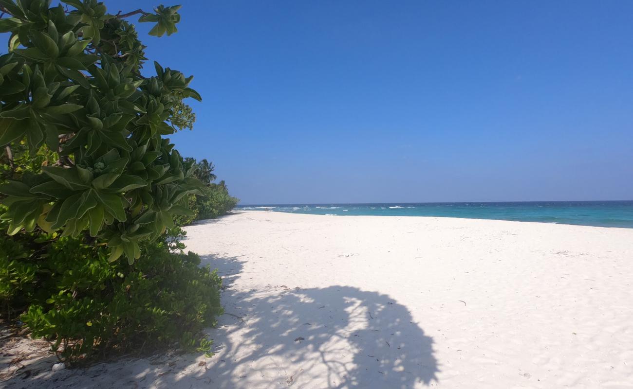 Photo de Kanditheemu Beach avec sable blanc de surface