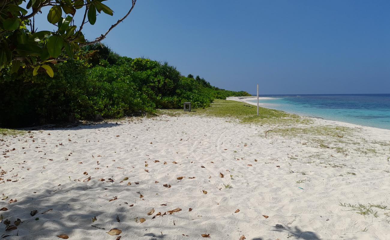 Photo de Funa Beach avec sable blanc de surface