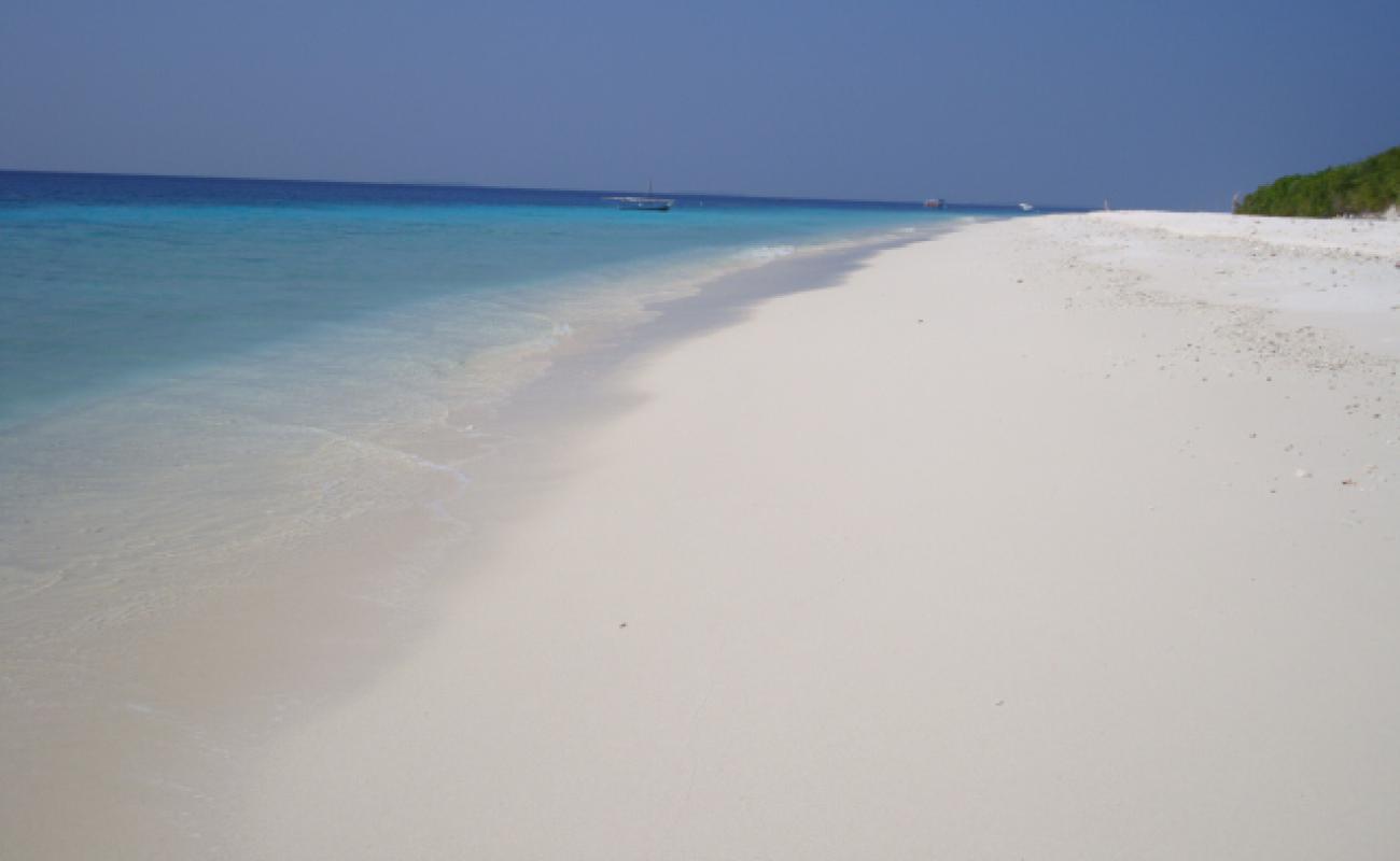 Photo de Nolhivaran Beach avec sable blanc de surface