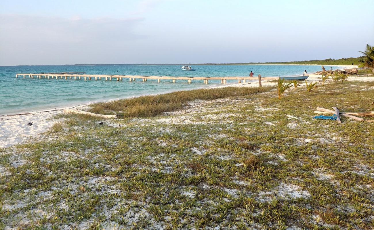 Photo de Filladhoo Beach avec sable blanc de surface