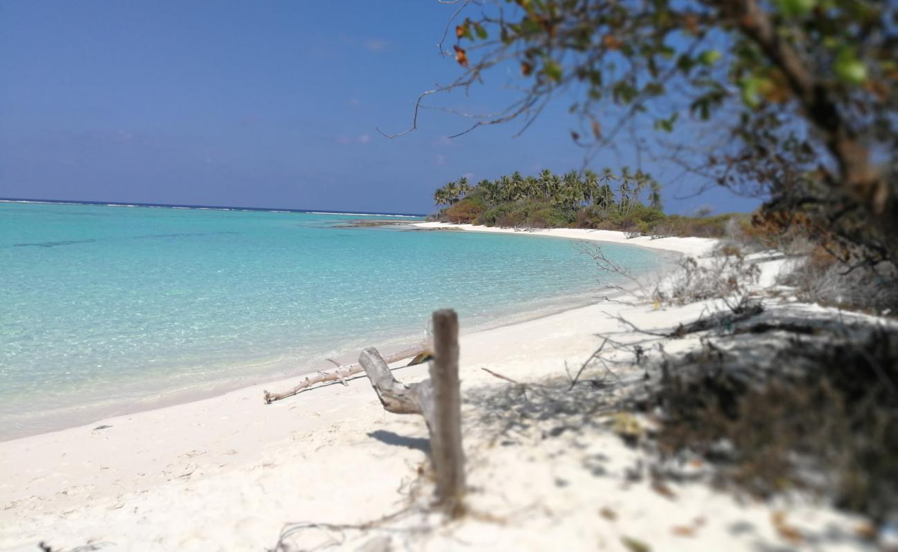 Photo de Innafinolhu Beach avec sable beige de surface