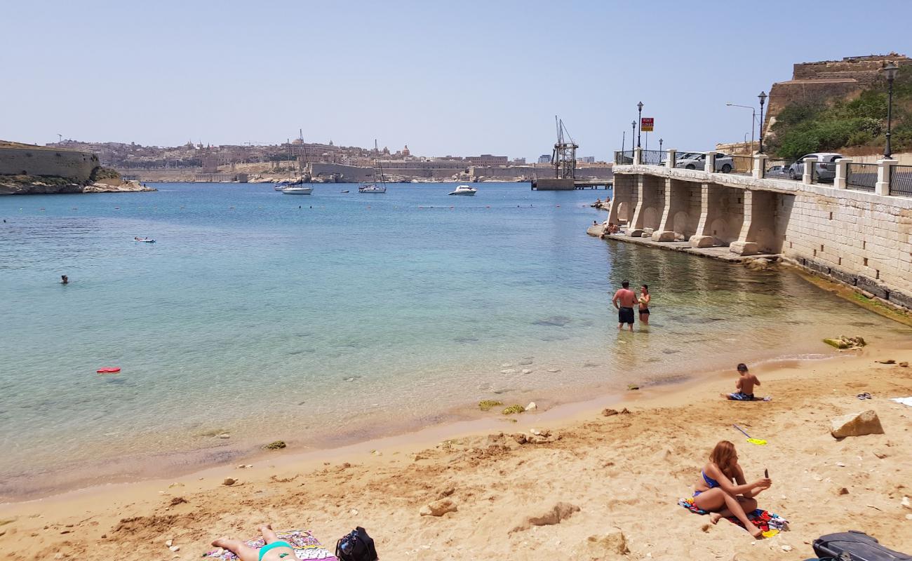 Photo de Rinella Bay avec sable beige de surface