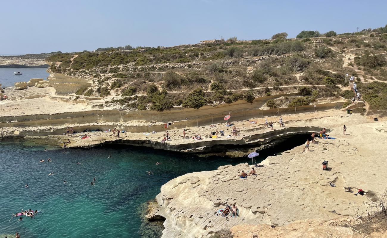 Photo de St. Peter's Pool avec roches de surface