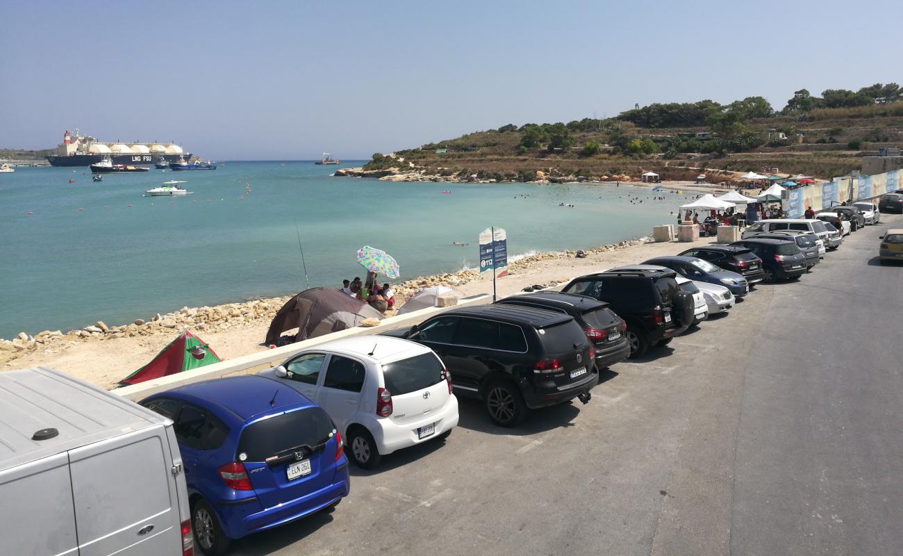 Photo de Għar Aħmar Bay avec sable beige & pierres de surface