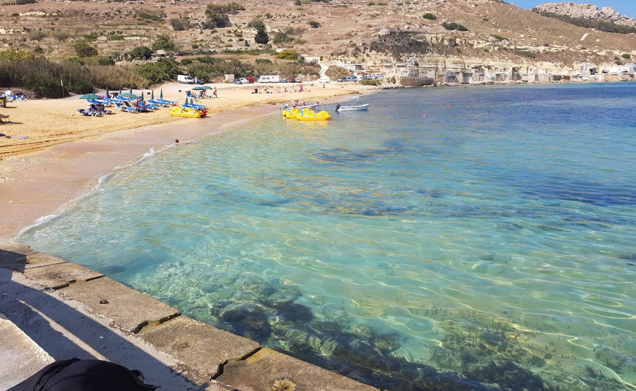 Photo de Gnejna Beach avec sable beige de surface