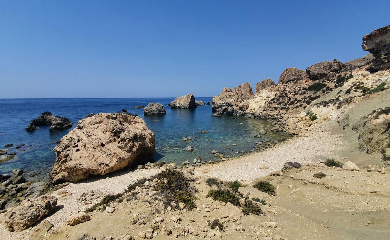 Photo de Morina Bay avec sable brillant et rochers de surface