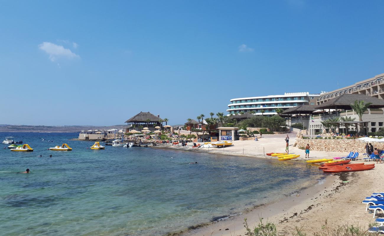 Photo de Ramla Bay avec sable lumineux de surface