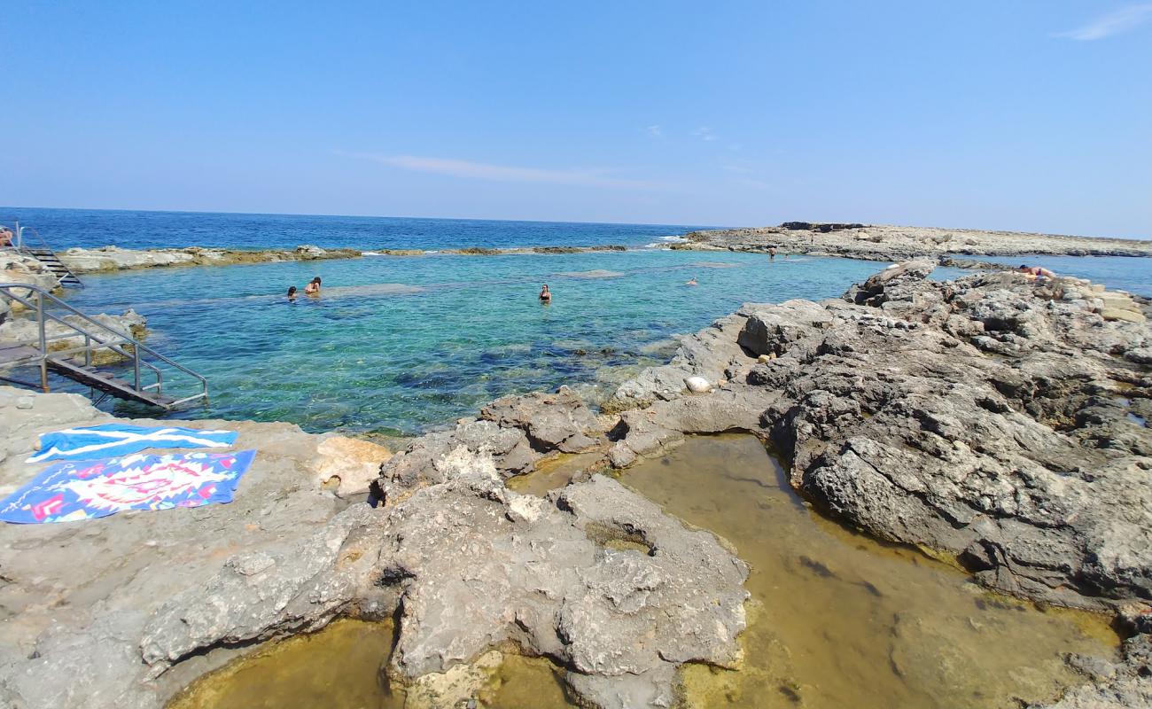 Photo de Qawra Point Beach avec roches de surface