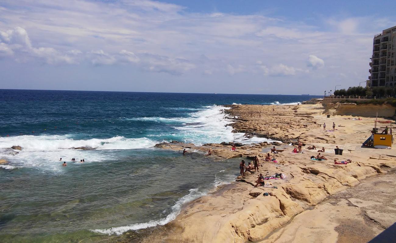 Photo de Fond Ghadir Beach avec roches de surface