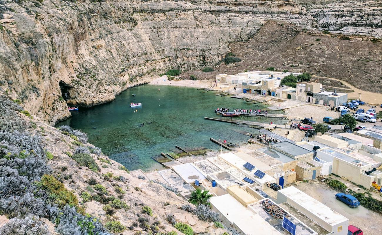 Photo de Sea of ​​Duejra Inland Beach avec galets beige de surface
