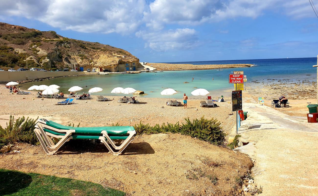 Photo de Xwejni Bay Beach avec galets beige de surface