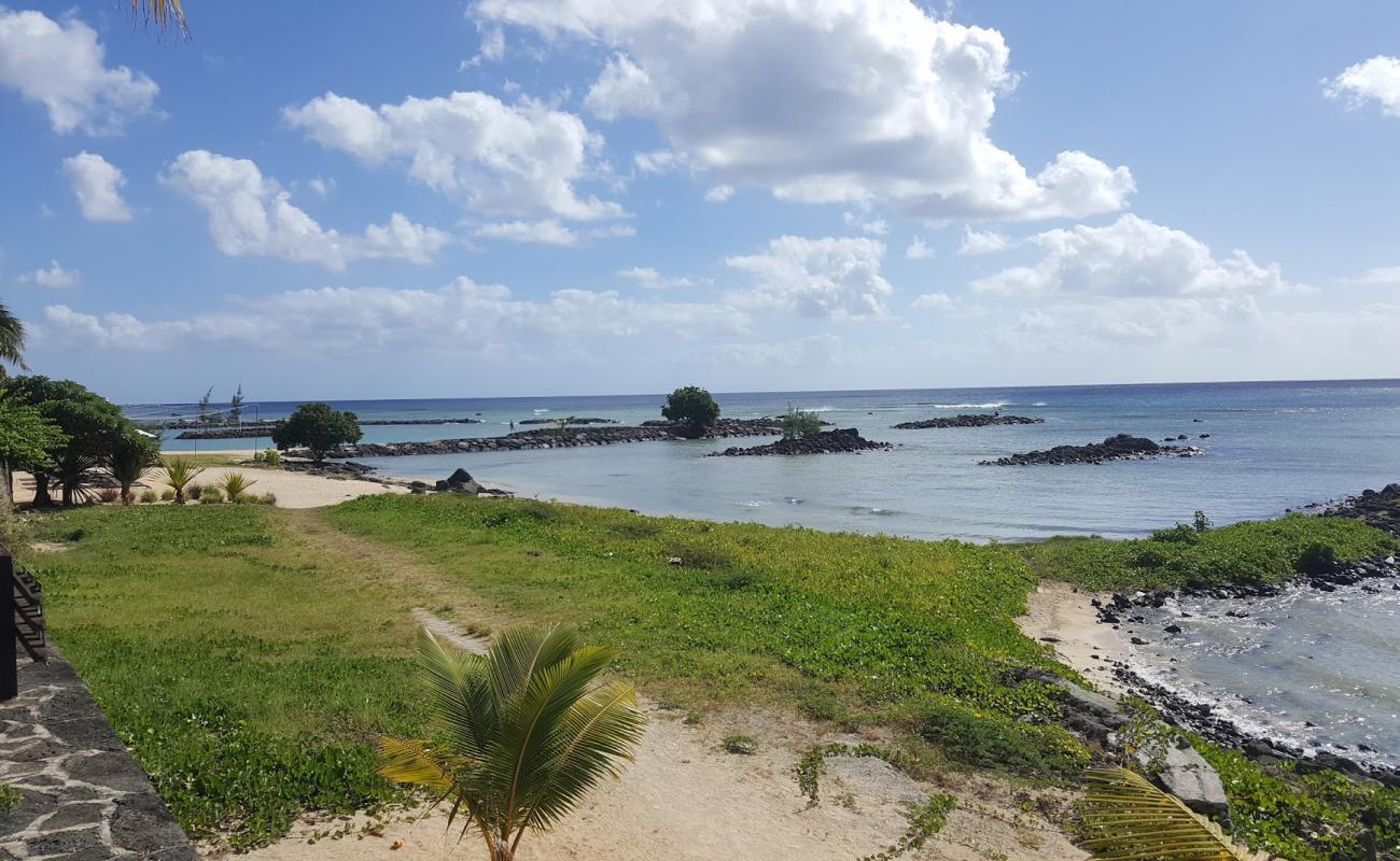 Photo de Pointe Aux Biches avec sable brillant et rochers de surface