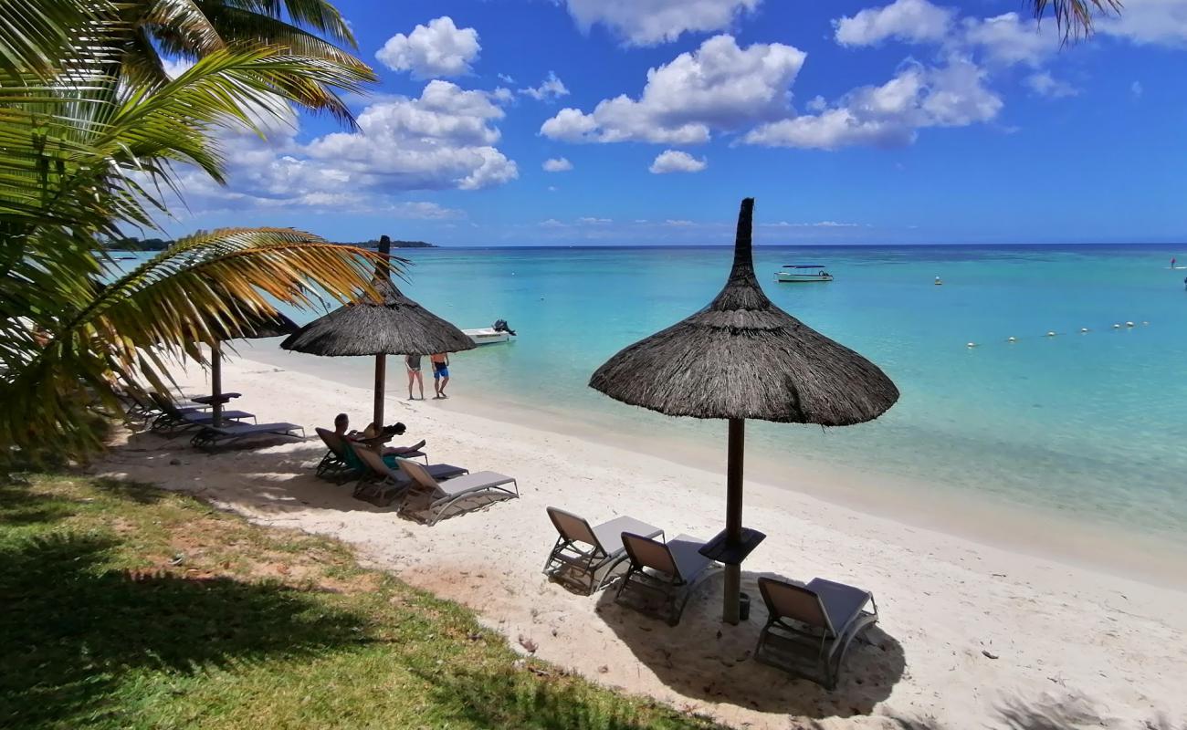 Photo de Trou aux Biches Beach avec sable blanc de surface