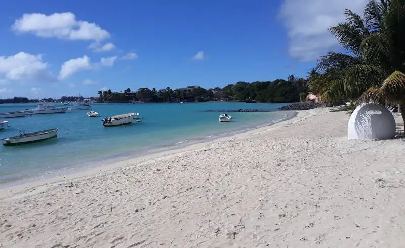 Photo de Grand Baie Beach III avec sable beige de surface